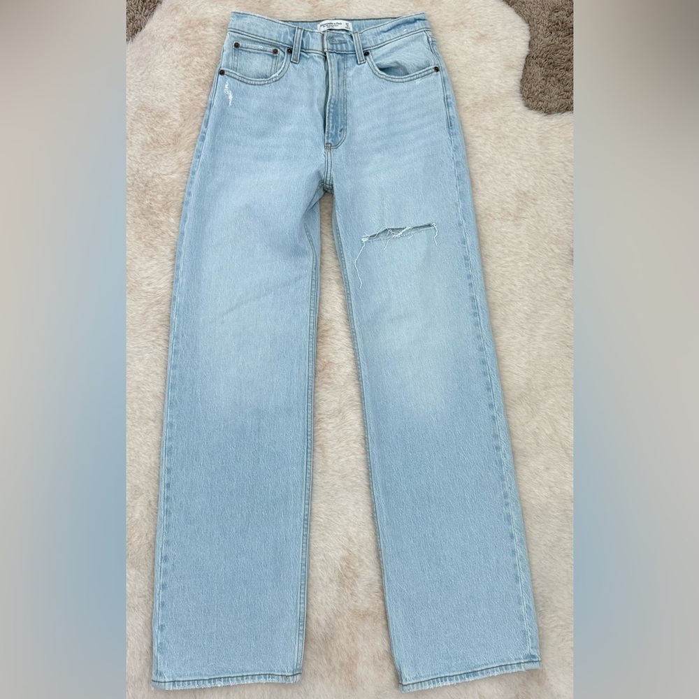 Abercrombie & Fitch Light Blue 90s Relaxed high rise jeans - Picture 6 of 10